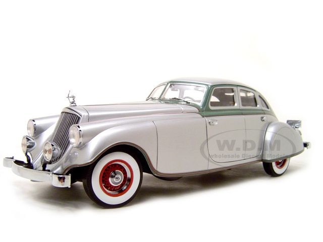 1933 PIERCE ARROW SILVER 1/18 DIECAST MODEL CAR BY SIGNATURE MODELS 