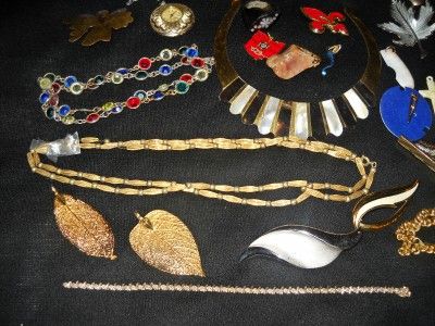 Vintage Retro Era Costume Jewelry Broochs Necklace Pendants Huge Lot 