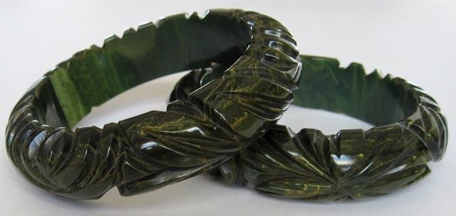 VINTAGE DEEP CARVED GREEN MARBLED BAKELITE BANGLE BRACELET  