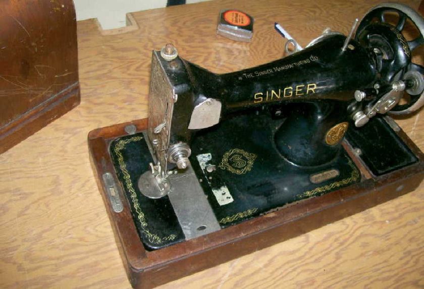   Portable Electric Singer Sewing Machine With Wooden Case  